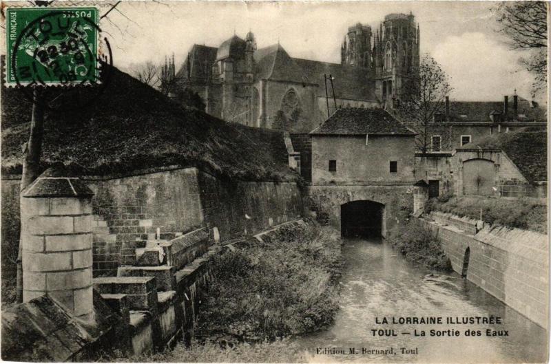 Carte postale ancienne Toul-La Sortie des Eaux