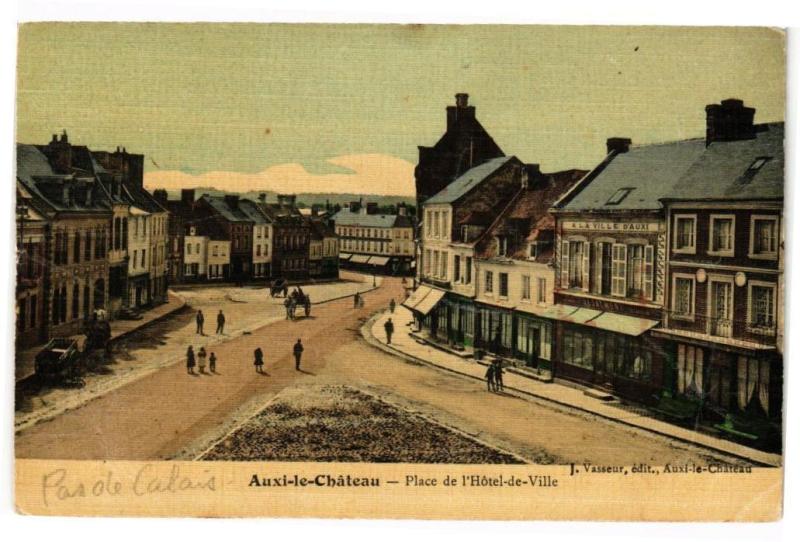 Carte postale ancienne Auxi-le-Chateau - Place de l'hotel de ville à Auxi-le-Château