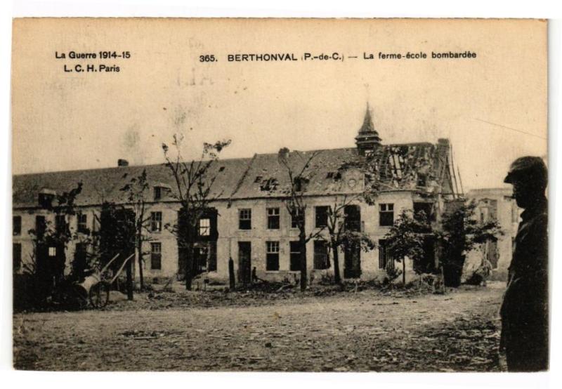 Carte postale ancienne Berthonval - La ferme Ecole bombardee