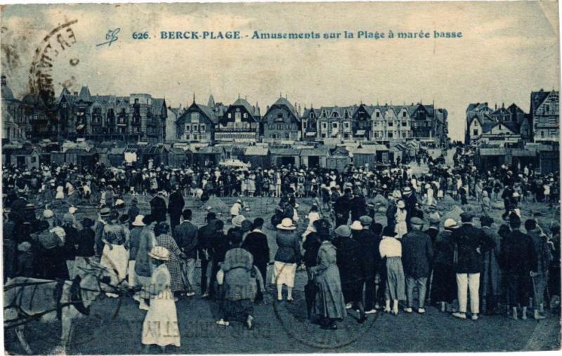 Carte postale ancienne Berck-Plage - Amusements sur la Plage a marée basse à Berck