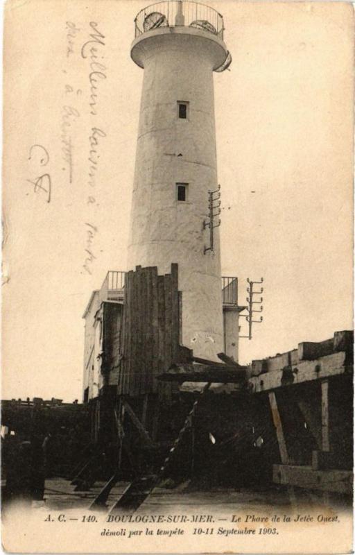 Carte postale ancienne Boulogne-sur-Mer - Le Phare de la Jetée Ouest démoli par la tempéte(240126) à Boulogne-sur-Mer