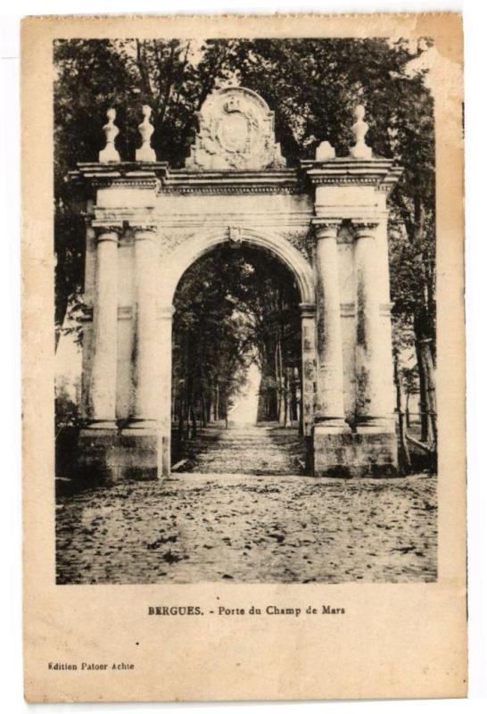 Carte postale ancienne Bergues - Porte du champ de mars