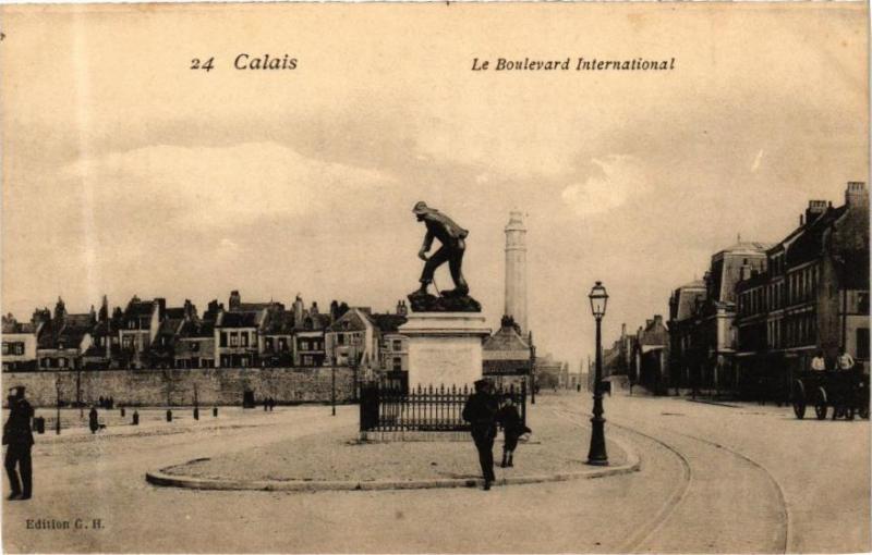 Carte postale ancienne Calais - Le Boulevard International à Calais