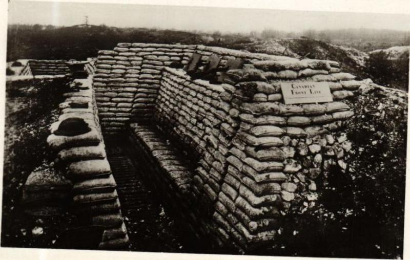 Carte postale ancienne Cote de Vimy - Tranchées Canadiennes de premiére ligne