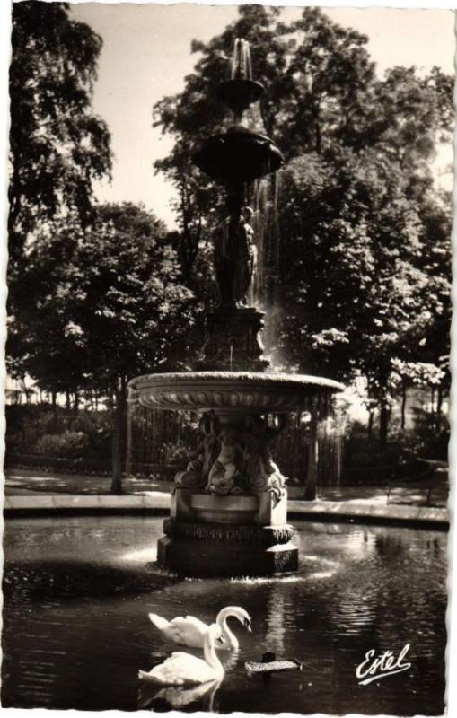 Carte postale ancienne Calais - La Fontaine du Parc Saint-Pierre à Calais
