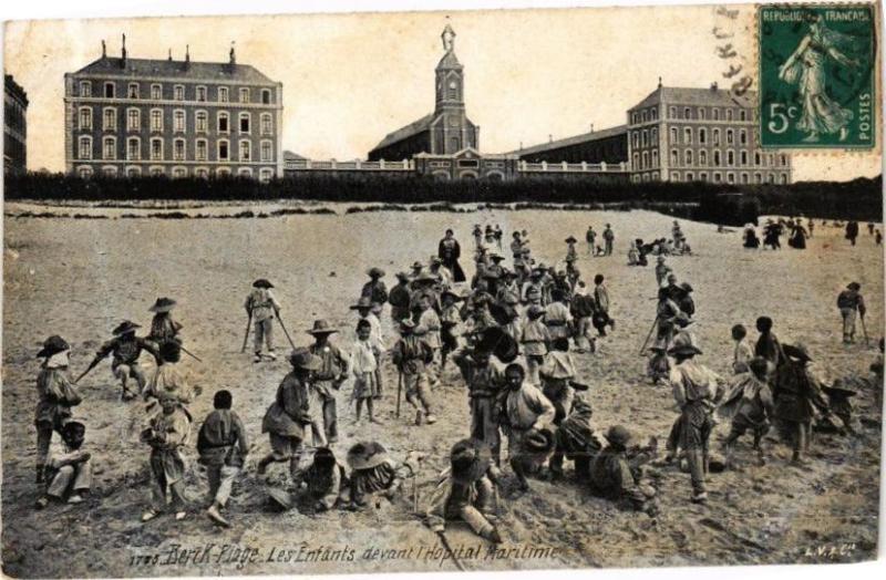 Carte postale ancienne Ed. Aqua 1773 Berck-Plage Les Enfants devant l'Hopital maritime à Berck