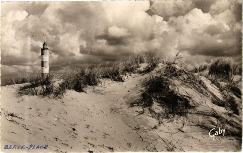 Carte postale ancienne Berck-Plage - Le Phare dans les Dunes à Berck