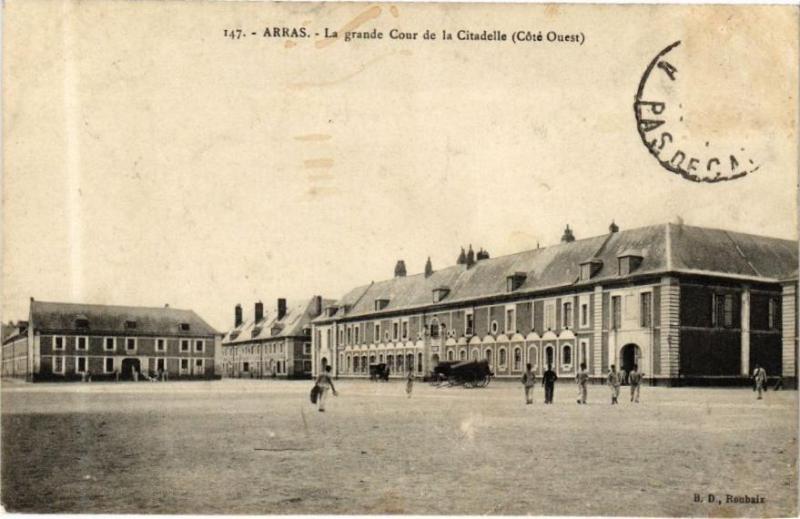 Carte postale ancienne Arras - La grande Cour de la Citadelle à Arras