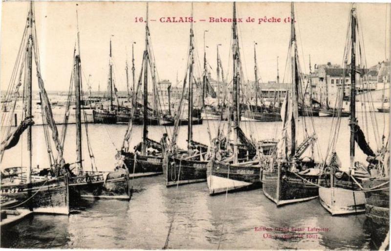 Carte postale ancienne Calais - Bateaux de péche à Calais