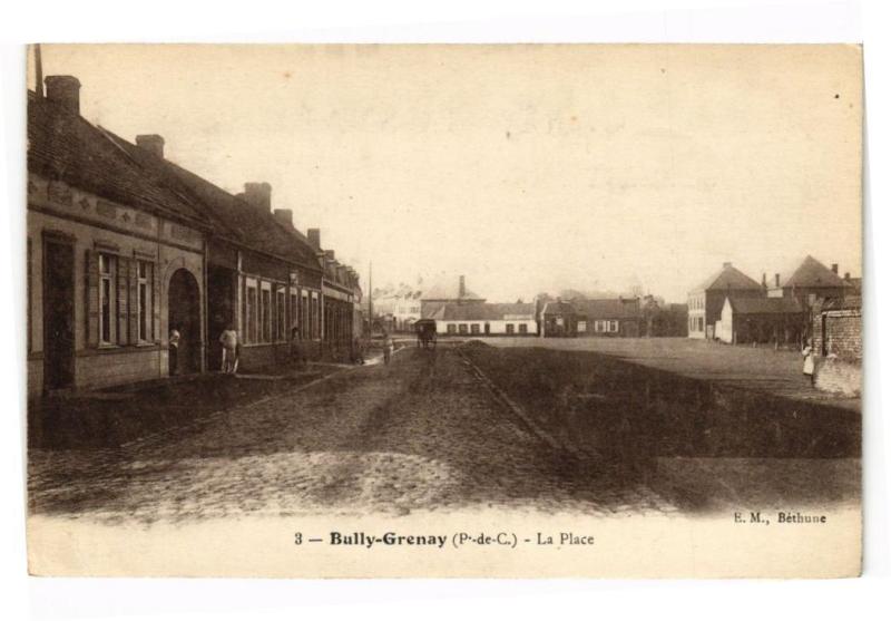 Carte postale ancienne Bully-Grenay - La place à Grenay
