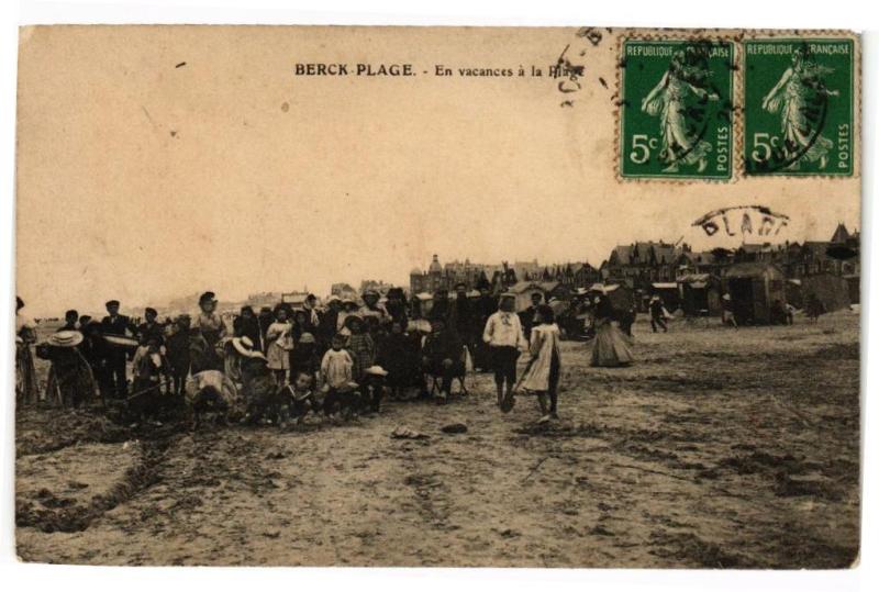 Carte postale ancienne Berck-Plage - En vacances a la plage à Berck