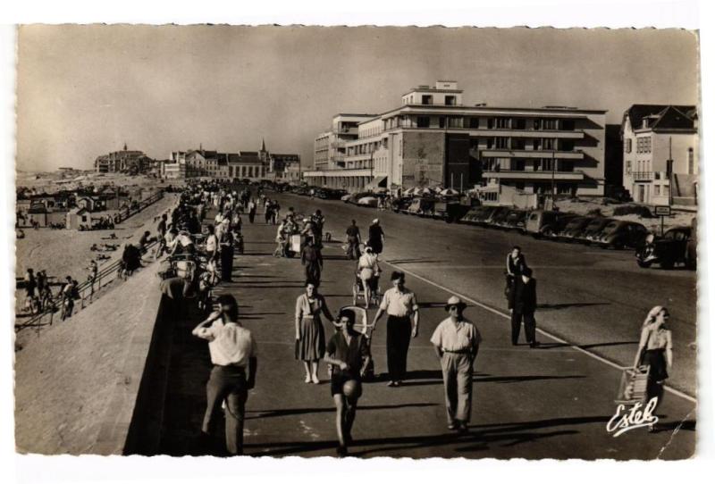 Carte postale ancienne Berck-Plage - Promenade sur la digue à Berck