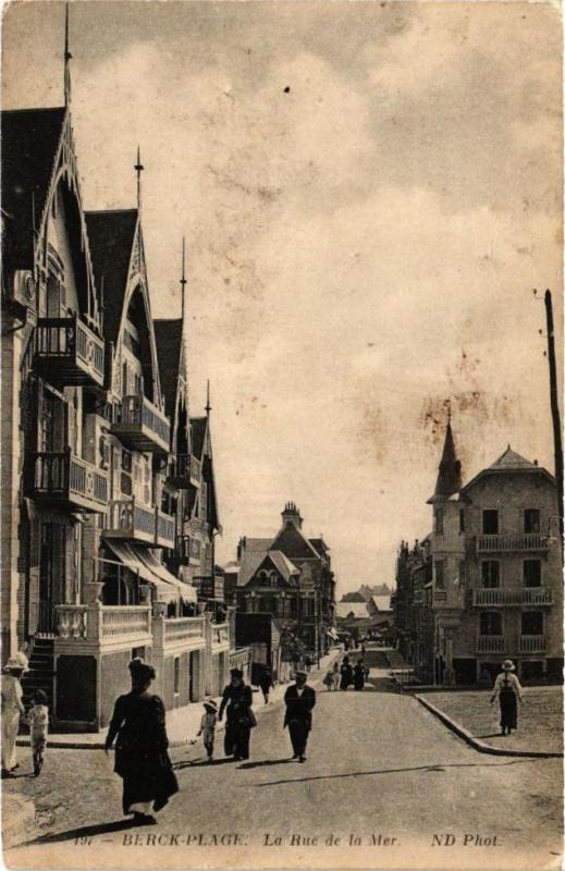 Carte postale ancienne Berck-Plage - La Rue de la Mer à Berck
