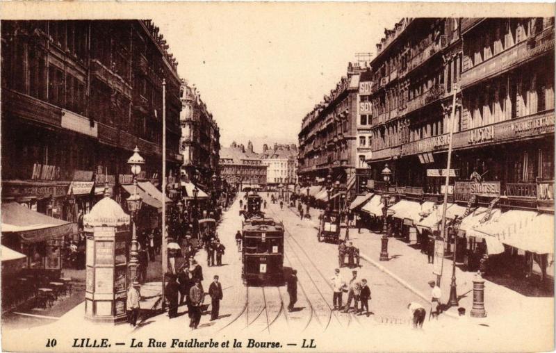 Carte postale ancienne Lille-La Rue Faidherbe et la Bourse à Lille