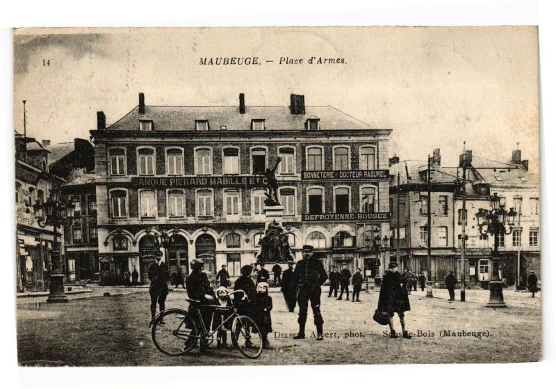 Carte postale ancienne Maubeuge - Place d'armes à Maubeuge