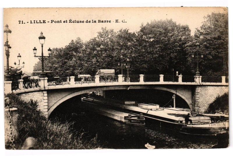 Carte postale ancienne Lille - Pont et Ecluse de la Barre à Lille