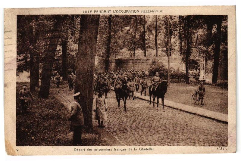 Carte postale ancienne Lille Pendant l'Occupation allemande - Depart des prisonniers à Lille