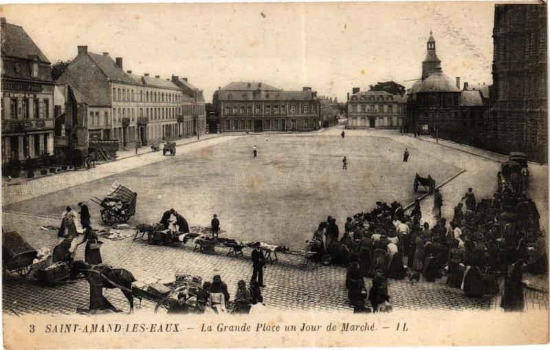 Carte postale ancienne Saint-Amand-les-Eaux - La Grande Place un Jour de Marche. à Saint-Amand-les-Eaux