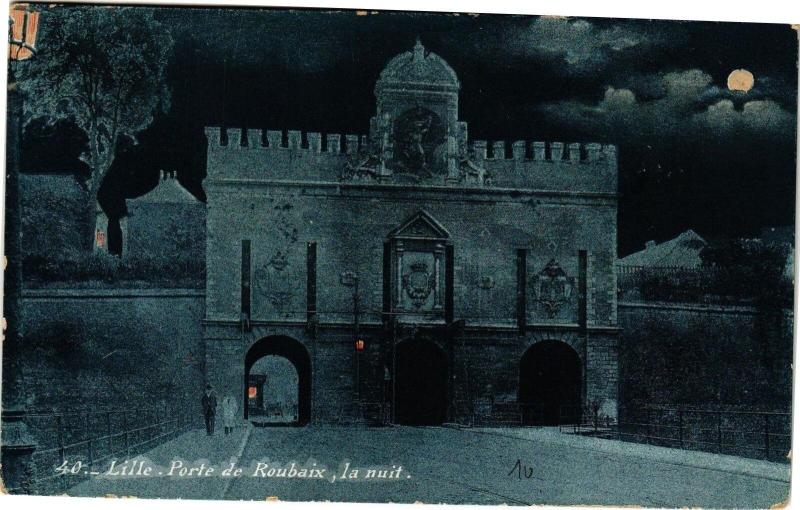 Carte postale ancienne Lille-Porte de Roubaix la nuit à Lille