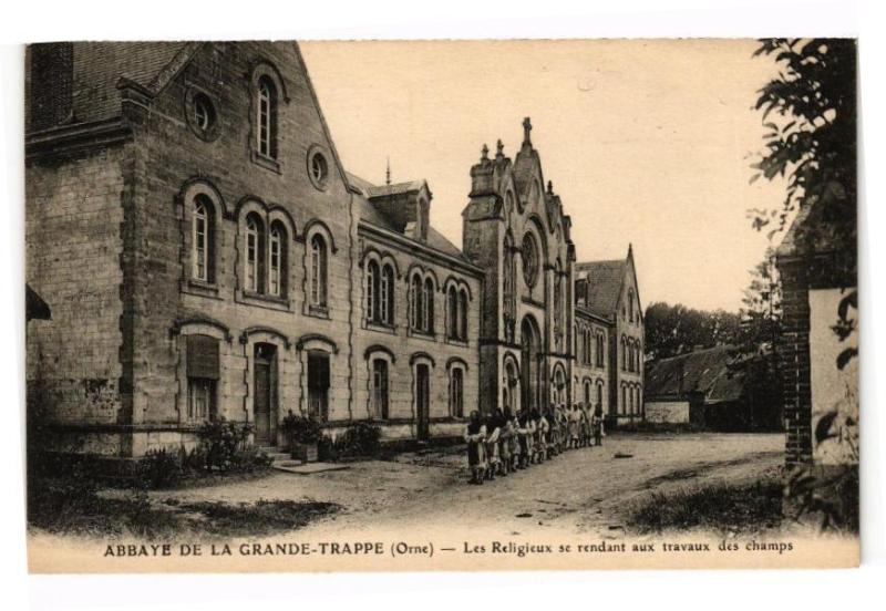 Carte postale ancienne Abbaye de La Grande Trappe - Les Religieux se rendant aux travaux