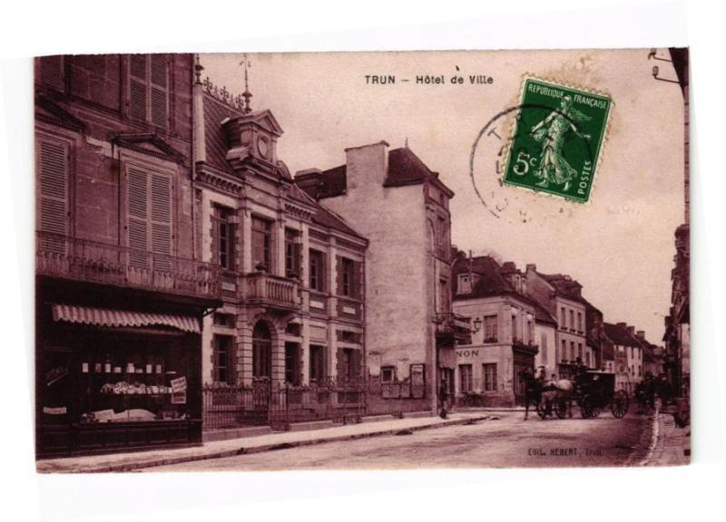 Carte postale ancienne Trun - Hotel de ville à Trun
