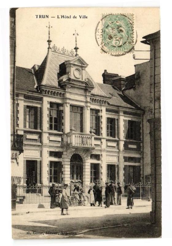 Carte postale ancienne Trun - L'Hotel de ville à Trun