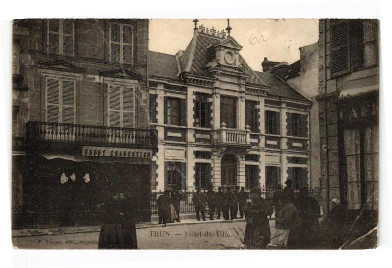 Carte postale ancienne Trun - Hotel de ville à Trun