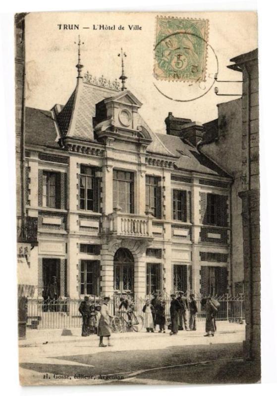 Carte postale ancienne Trun - Hotel de ville à Trun