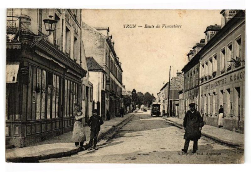 Carte postale ancienne Trun - Route de vimoutiers à Trun