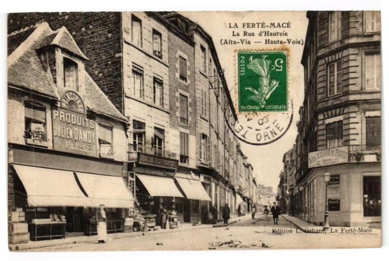 Carte postale ancienne La Ferte Mace - La rue d'hautvie à La Ferté Macé