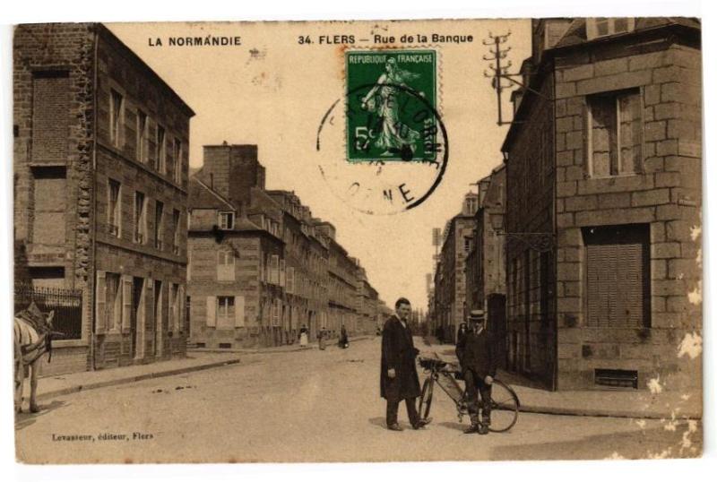 Carte postale ancienne Flers .- Rue de la banque à Flers