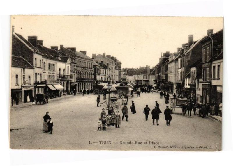 Carte postale ancienne Trun - Grand rue et place à Trun