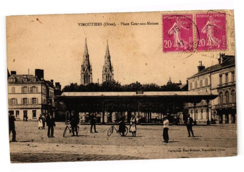 Carte postale ancienne Vimoutiers - Place cour aux moines à Vimoutiers