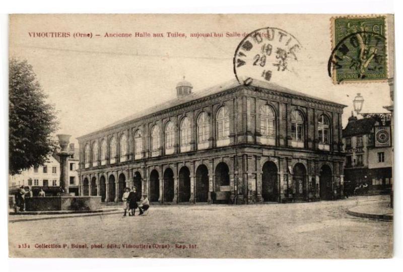 Carte postale ancienne Vimoutiers Ancienne Halle aux Tuiles, aujour d'hui Salle des Fétes à Vimoutiers