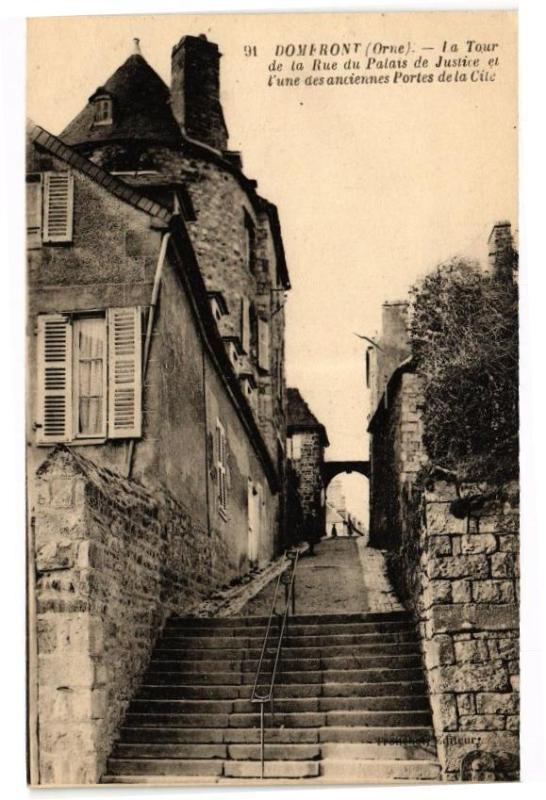 Carte postale ancienne Domfront - La tour de la rue du palais
