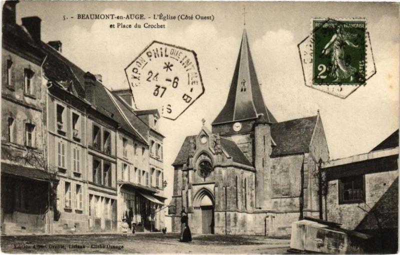 Carte postale ancienne Beaumont-en-Auge - L'Eglise (Coté Ouest) et Place du Crochet à Beaumont-en-Auge