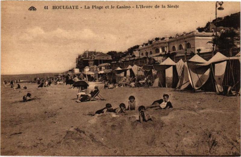 Carte postale ancienne Houlgate - La Plage et le Casino à Houlgate