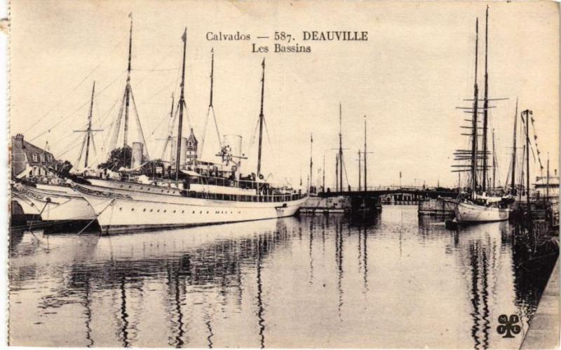 Carte postale ancienne Deauville - Les Bassins à Deauville