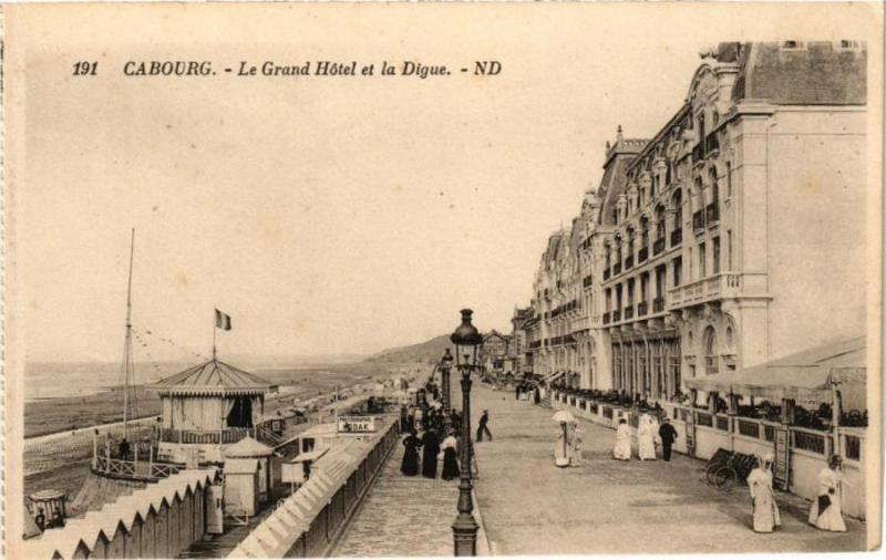 Carte postale ancienne Cabourg - Le Grand hotel et la Digue à Cabourg