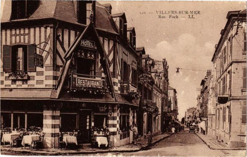 Carte postale ancienne Villers-sur-Mer - Rue Foch à Villers-sur-Mer