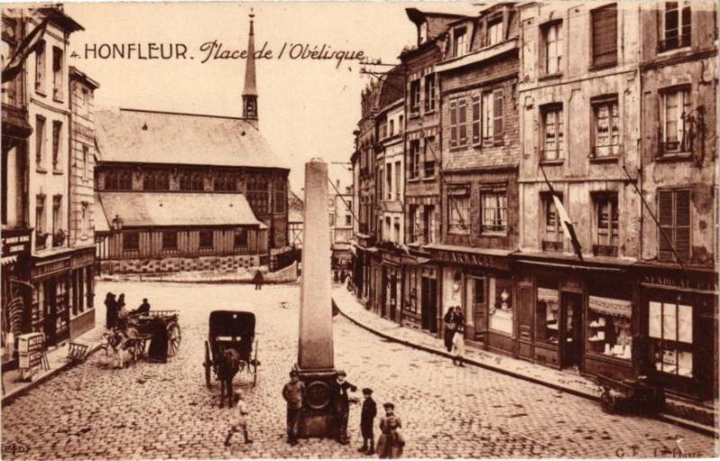 Carte postale ancienne Honfleur - Place de l 'Obelisque à Honfleur