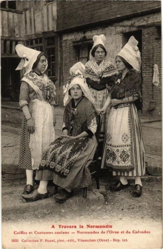 Carte postale ancienne A travers la Normandie - Coiffes et Costumes