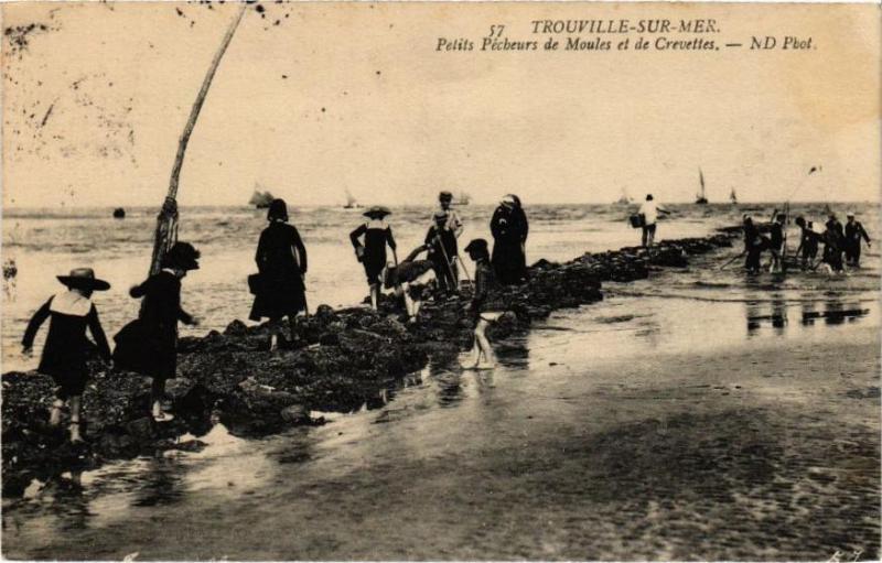 Carte postale ancienne Trouville-sur-Mer - Petit Pecheurs à Trouville-sur-Mer