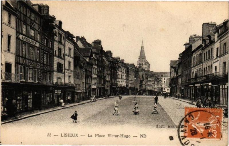 Carte postale ancienne Lisieux - La Place Victor-Hugo à Lisieux
