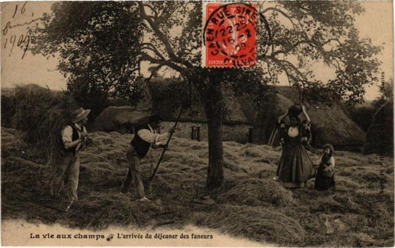 Carte postale ancienne La vieux aux champs - L'Arrivee du dejeuner des faneurs à Vieux