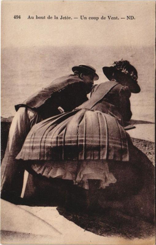 Carte postale ancienne Au bout de la Jetée UUn coup de Vent