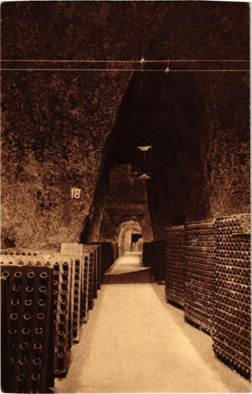 Carte postale ancienne Collection Champagne Pommery & Greno Reims Enfilade de crayeres.. à Reims