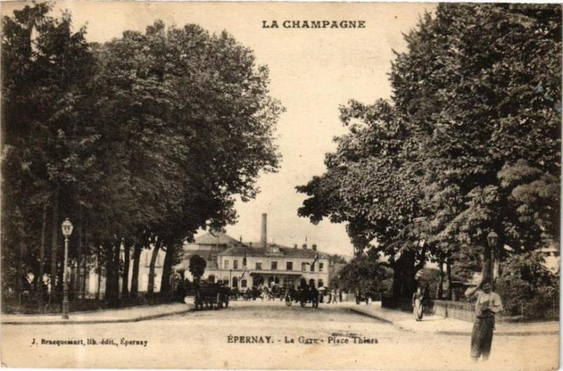 Carte postale ancienne La Champagne - Epernay - La Gare - Place Thiers