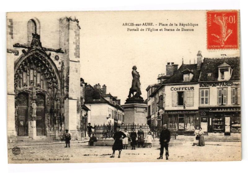 Carte postale ancienne Arcis-sur-Aube - Place de la republique à Arcis-sur-Aube