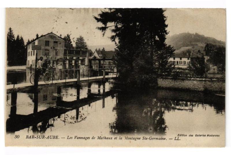 Carte postale ancienne Bar-sur-Aube - Les vannages de mathaux et la montagne à Bar-sur-Aube